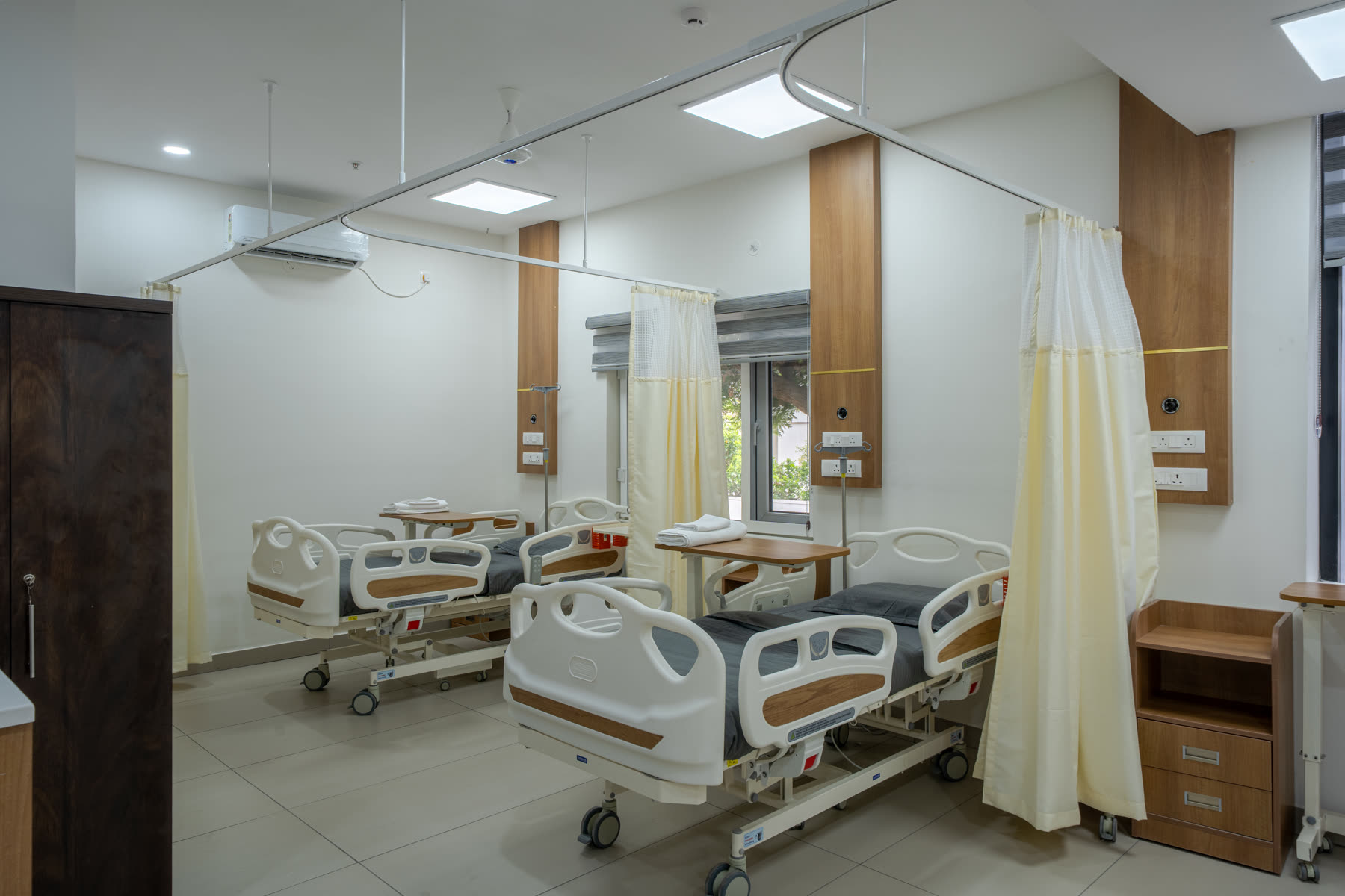 High Dependency Unit with monitored patient beds and privacy partitions